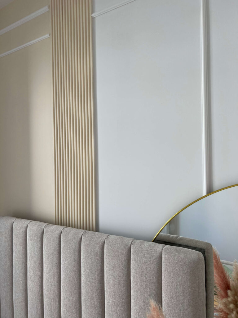 Lamelové stěnové panely kombinované s dvojitými nástěnnými rámy Mardom Decor - uspořádání ložnice v moderním stylu