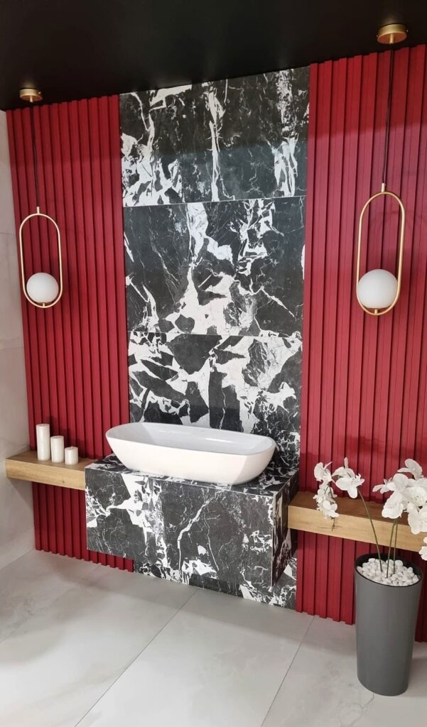 Sztukateria w łazience to nie wszystko. — Białe Lamele Largo pomalowane na czerwono w aranżacji łazienkowej