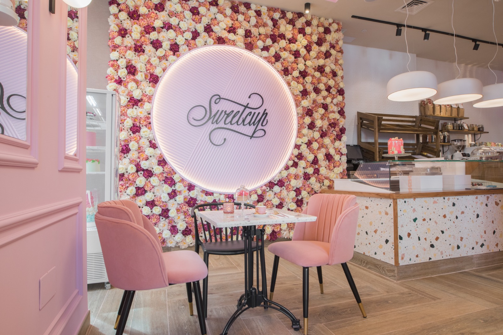 Cafe in shades of pink - Mardom Decor