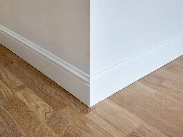 Detail,Of,Corner,Flooring,With,Intricate,Crown,Molding,And,Plinth.