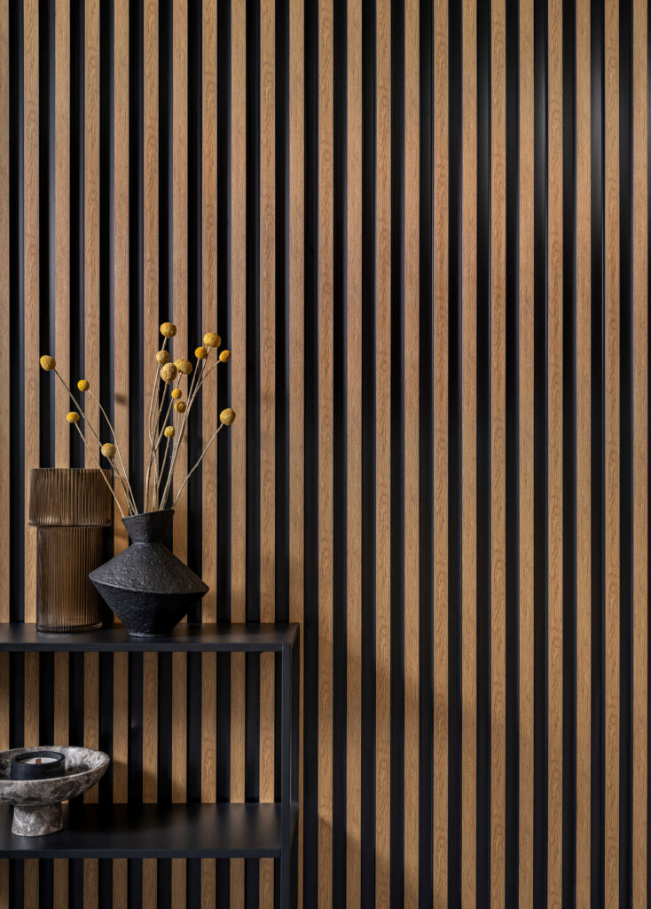 Lamele drewniane pionowe Mardom Decor L0306 kolekcja Largo w aranżacji ściennej w salonie
