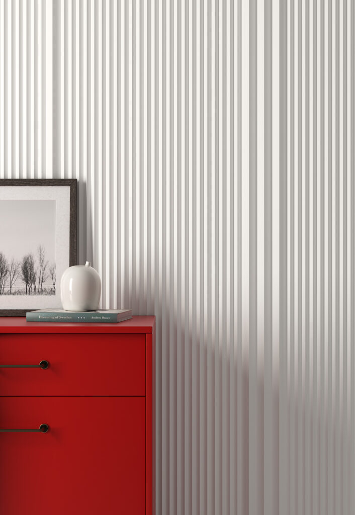 Nástěnné panely WP003 s dekorativní lištou WP003A v bílé barvě, namontované na stěně v minimalistickém uspořádání