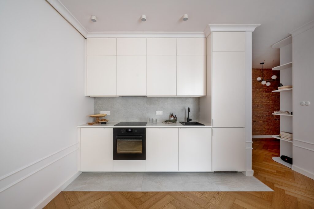 Panelová lišta MD005 Mardom Decor v minimalistickém uspořádání obývacího pokoje, kuchyně a předsíně