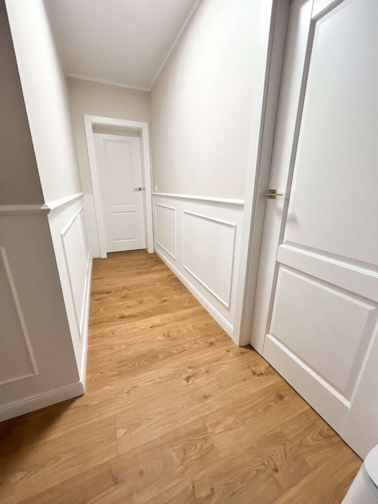 White MD094 Mardom Decor skirting board in the hall arrangement with wall stucco imitating wainscoting