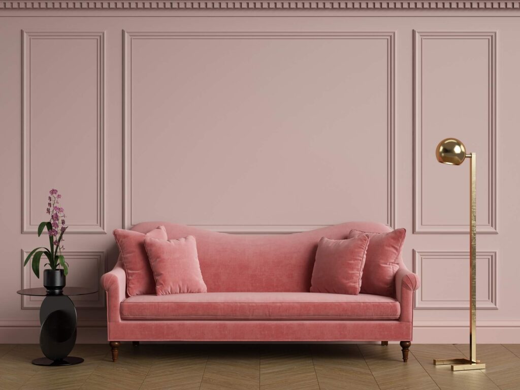 Soklové lišty malované v barvě růžové stěny v uspořádání obývacího pokoje