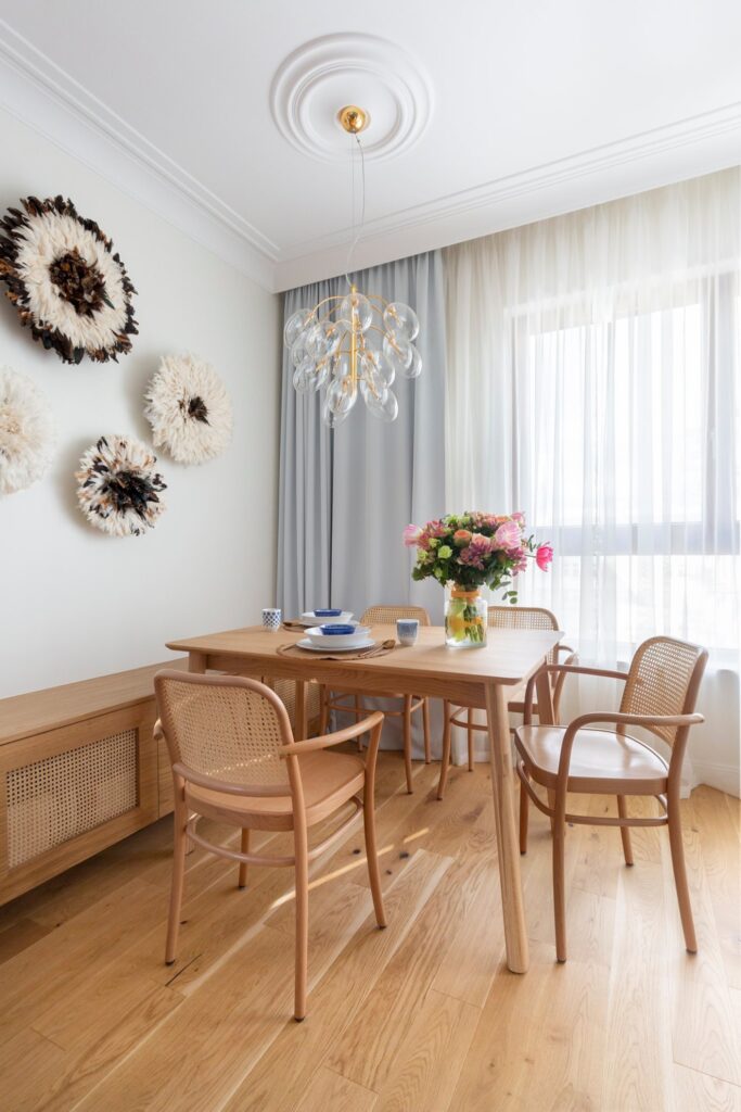 Listwa sufitowa MD161 Mardom Decor w subtelnej aranżacji jadalni — drewniane szafki, stół oraz krzesła — styl naturalny połączony ze sztukaterią