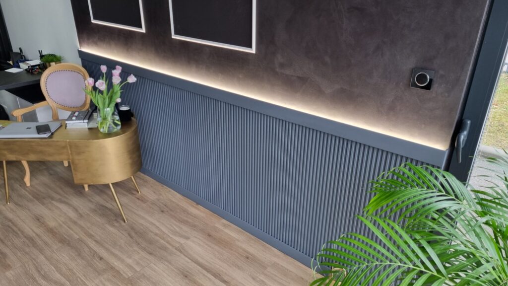 Stucco for the office - modern arrangement using L0101 slats painted with water-based paint along with MD359 skirting boards and QL017 Mardom Decor lighting strips