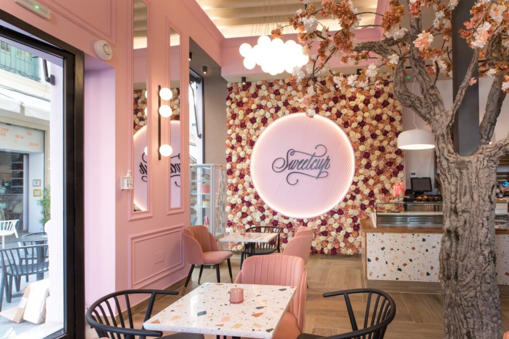 Nowoczesna sztukateria ścienna w przestrzeni komercyjnej w kawiarni — listwy ścienne dekoracyjne MDD332 i MD413 Mardom Decor pomalowane różową farbą