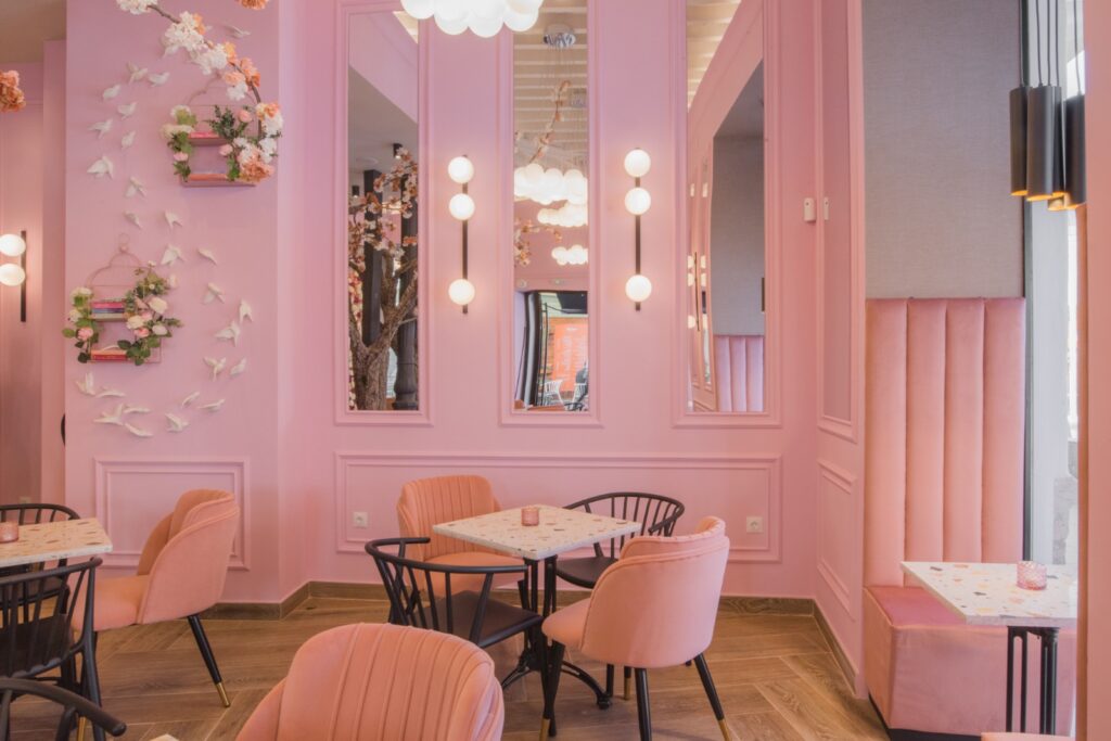 Modern stucco in a cafe - stucco arranged in the pattern of double frames MDD332 and MD413 Mardom Decor, painted with pink paint in a glamorous style