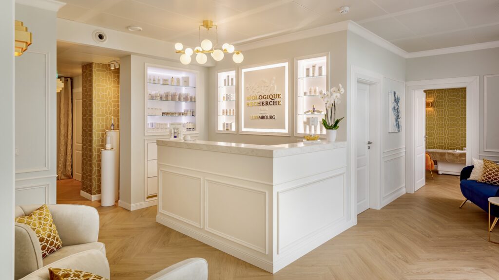 Modern stucco in a beauty salon - a reception desk decorated with white stucco adds prestige and a touch of luxury to the interior - MD094 skirting board, MD003 wall strip and MD318 cut-off strip, as well as MD111 Mardom Decor ceiling strip