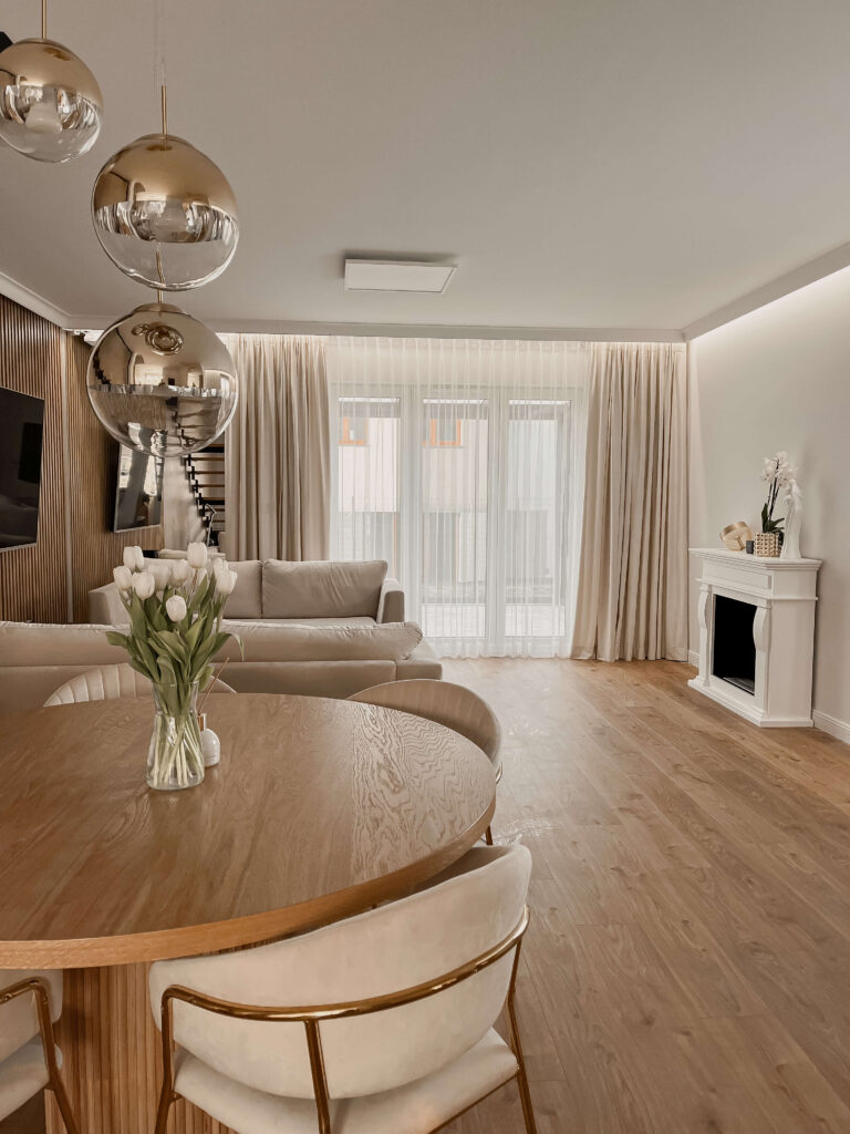 Záclonová tyč v obývacím pokoji QL026 Mardom Decor v aranžmá v okouzlujícím stylu