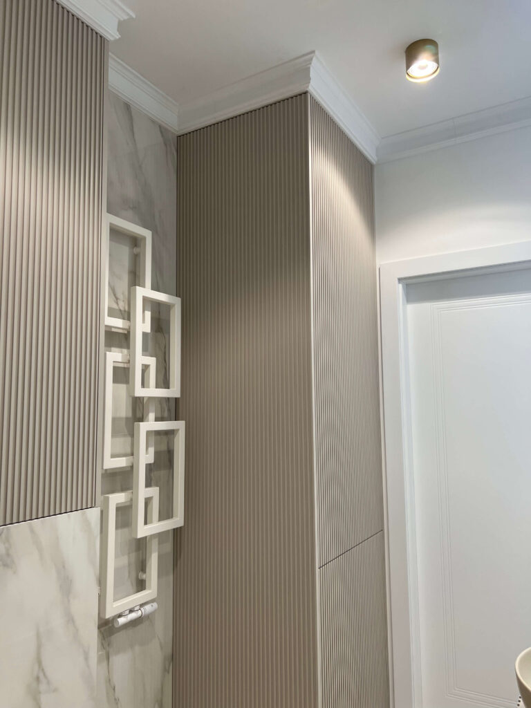 Bílá dekorativní stropní lišta MD137 značky Mardom Decor v koupelnovém aranžmá v moderním klasickém stylu