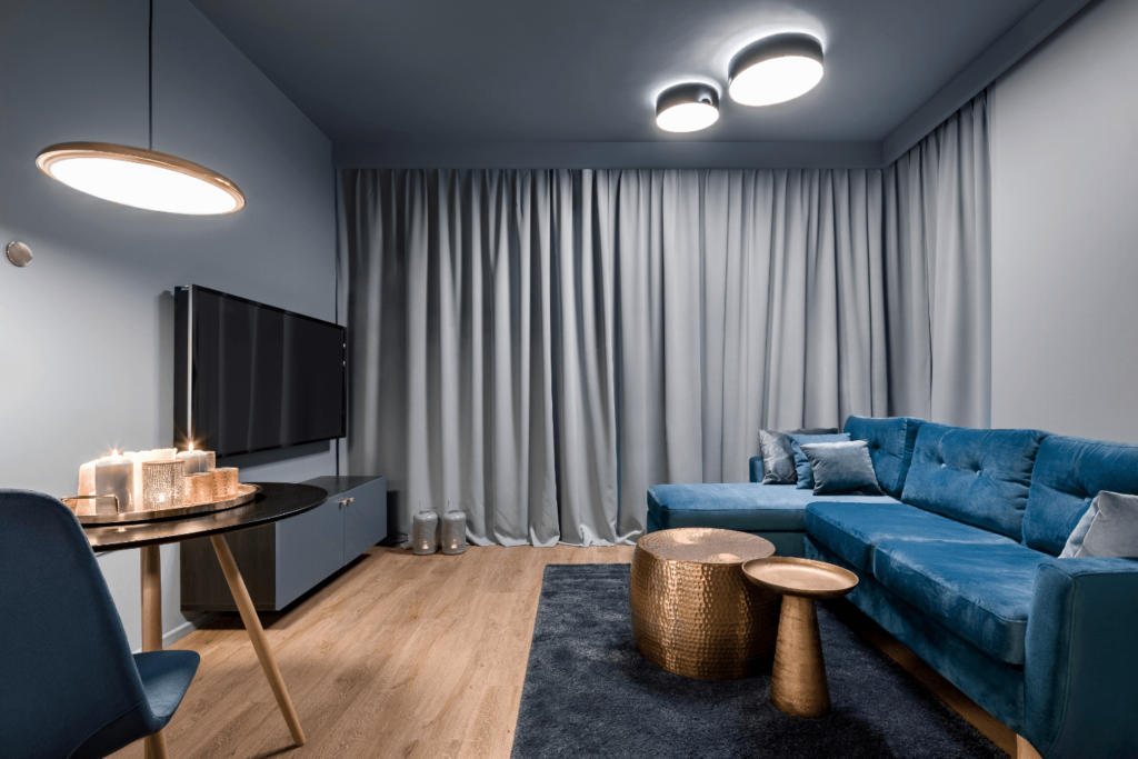 QL026 Mardom Decor stropní a záclonová lišta v moderním uspořádání obývacího pokoje v odstínech šedé - štuk malovaný ve stejné barvě jako stěna