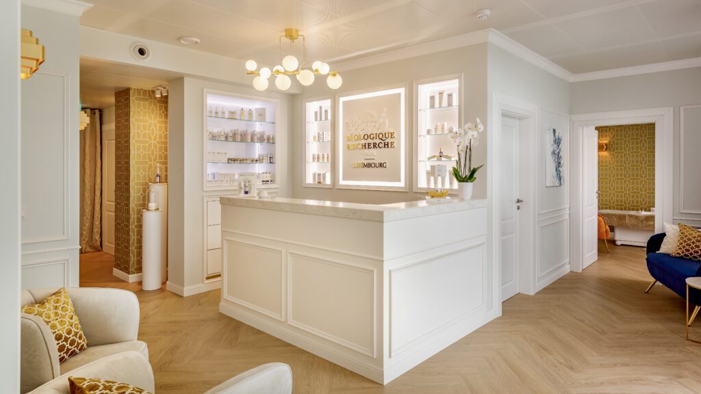 Světelné lišty ve výklencích skříní Mardom Decor v uspořádání kosmetického salonu v moderním klasickém stylu