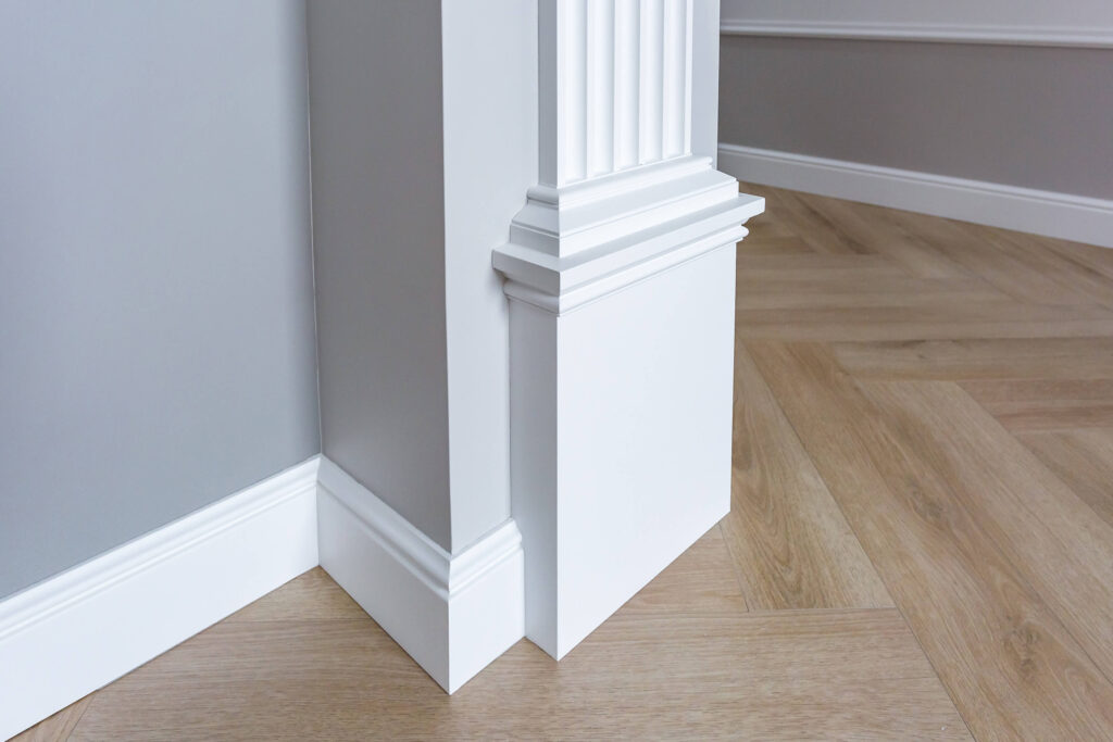 Minimalist pilaster with geometric patterns and vertical lines