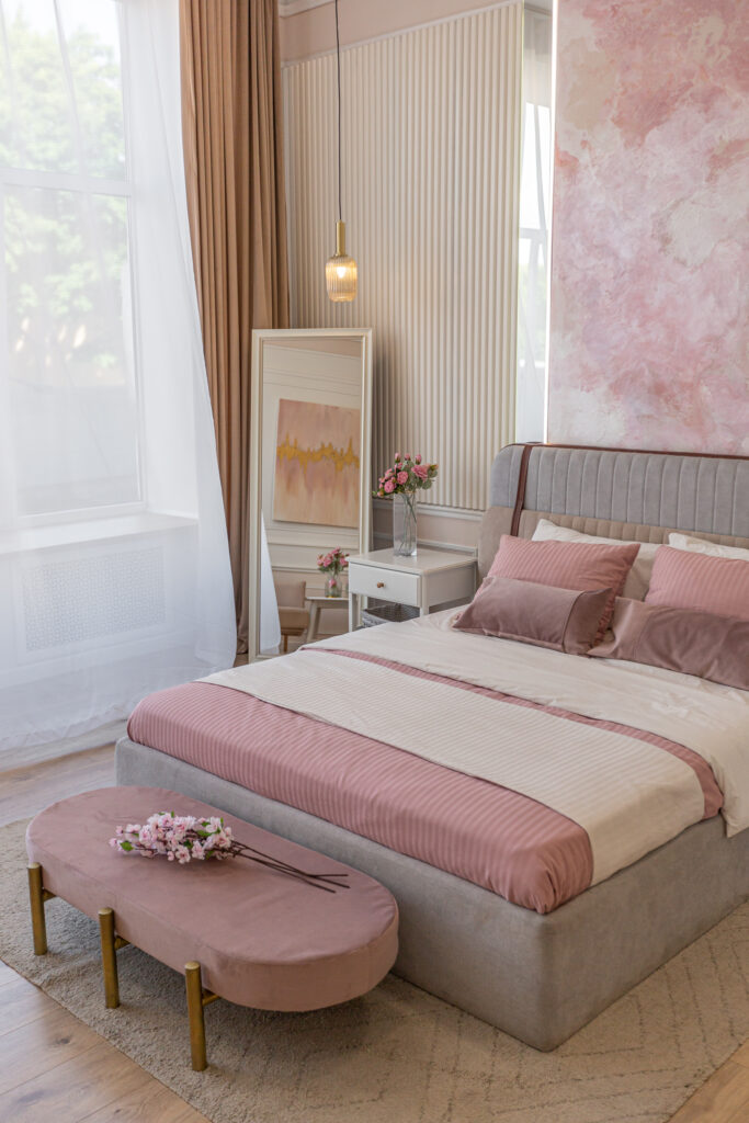 WP001 Nástěnné panely Duna s půlkulatým tvarem, lakované v jemné béžové barvě, namontované vedle postele jako nástěnný dekorativní prvek v okouzlující ložnici